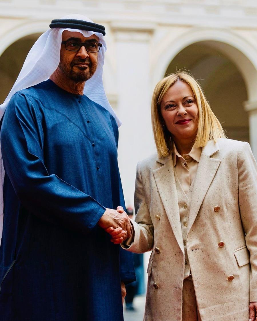 Accolgo con grande soddisfazione la decisione degli Emirati Arabi Uniti di investire 40 miliardi di dollari in Italia. Si tratta di uno degli investimenti esteri piรน significativi nella storia della nostra Nazione, una straordinaria dimostrazione di fiducia nellโItalia e nella soliditร della nostra economia. Abbiamo scelto di sviluppare questa collaborazione lungo diversi assi strategici: dallโintelligenza artificiale ai data center, dal dominio subacqueo alla ricerca spaziale, dalle energie rinnovabili alle terre rare. Oggi รจ una giornata importante per lโItalia e per gli Emirati. Abbiamo scritto una nuova, straordinaria pagina della nostra storia comune e ci apprestiamo a tracciarne molte altre. Lo faremo nel segno dellโamicizia che ci unisce, ma soprattutto con lโobiettivo di garantire benessere e prosperitร ai nostri popoli.