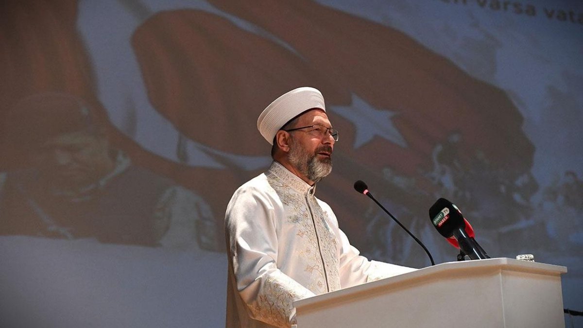 “Şehitlerimiz ruhuyla yaşamaya devam ediyor” Şehit Ömer Halisdemir Anadolu İmam Hatip Lisesi tarafından Ankara’da düzenlenen “Şehit Ömer Halisdemir Anma Programı”nda öğrencilerimizle bir araya geldik. Şehidimiz Ömer Halisdemir’e, vatan ve mukaddesat uğruna şehadete kavuşan tüm şehitlerimize rahmet diliyorum.