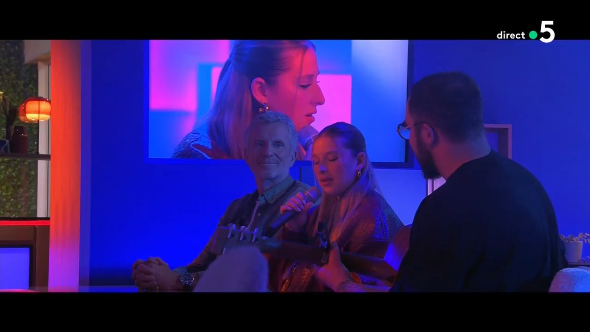 🎶 “Mauvais garçon” par Héléna en live à la table de #CàVous 🎶