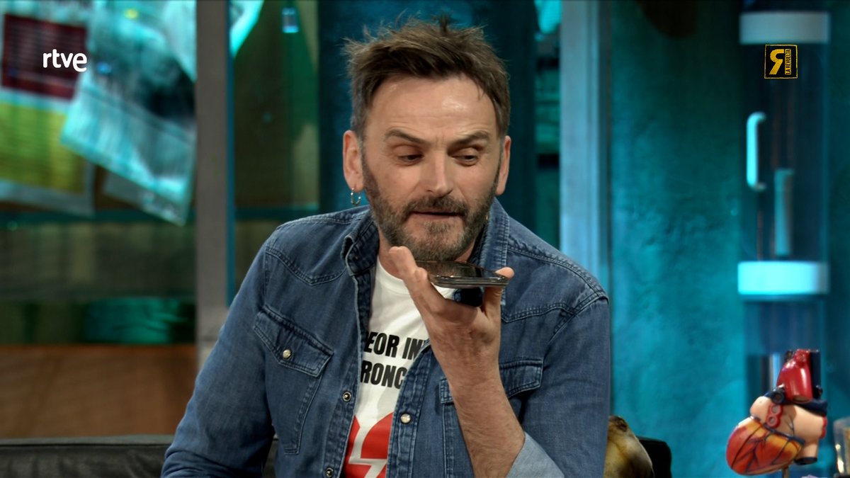 Hay que parar ya con esto, el público convierte las entrevistas en los Juegos del hambre. Un día van a subir a meterle las manos en los bolsillos a los invitados o esperarles a la salida para atracarles. #Larevuelta