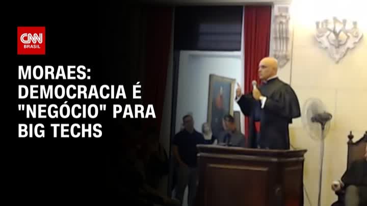O ministro do STF Alexandre de Moraes disse que a democracia é um negócio para as grandes empresas de tecnologia, as Big Techs. Segundo o ministro, "tudo para elas é dinheiro". A declaração foi feita durante uma aula magna na faculdade de direito da USP. #CNNPrimeTime