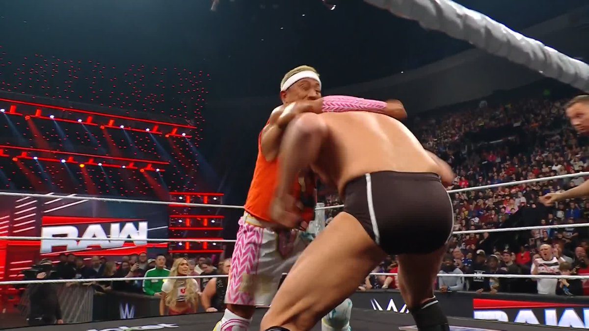 Who knew TOZAWA had the dog in him?! #WWERaw