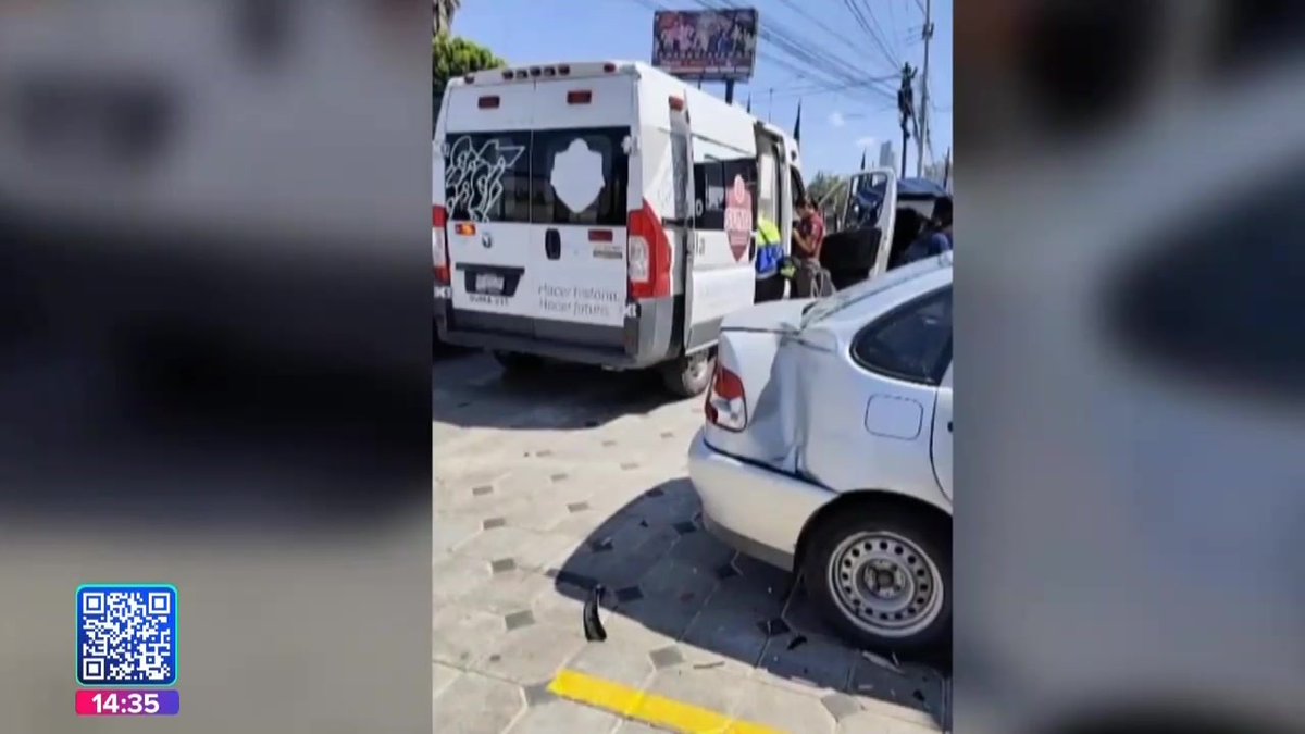#Video || Un joven chocó un vehículo #Tesla que solicitó para una prueba de manejo vía internet contra un poste, un muro de contención y otro auto en Calzada Zavaleta. #NoticiasPuebla #Puebla #JuanCarlosValerioNoticias