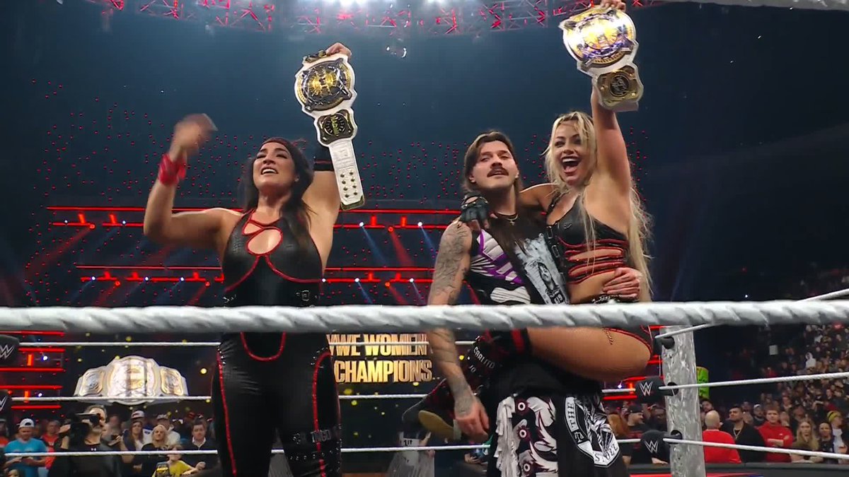 Liv Morgan y Raquel Rodriguez hacen historia al ser las primeras Campeonas en Parejas en ganar 3 veces el campeonato 🔥 #WWERaw