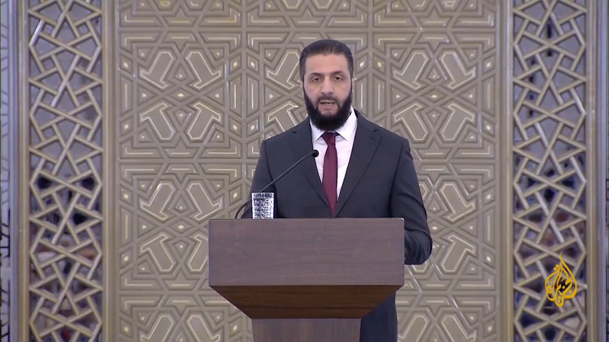 الرئيس السوري أحمد الشرع: #سوريا لا تقبل القسمة فهي كل متكامل، ولا نجيد البكاء على الأطلال بل نحن أمة العمل، والنصر الذي تحقق وفرحة السوريين ساءت أقواما هنا وهناك وعلينا أن نكون حذرين #الأخبار #الجزيرة_سوريا