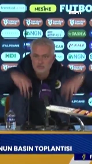 Galatasaray overweegt strafzaak wegens vermeend racisme José Mourinho.