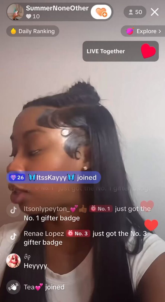 Summer goes LIVE on TikTok talking about the most recent episode and starting at the 5:00 minute mark people start sending 🍅🍅 Then 100’s of people start doing it 😬😬