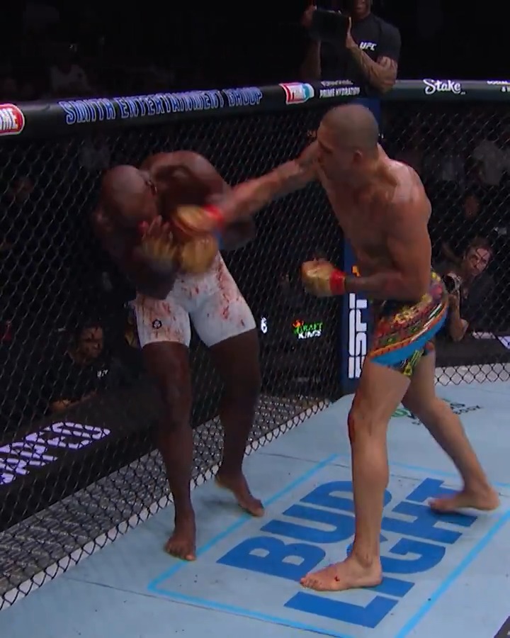 Chama 🗿 #UFC313 When Alex "Poatan" Pereira entered the matrix!