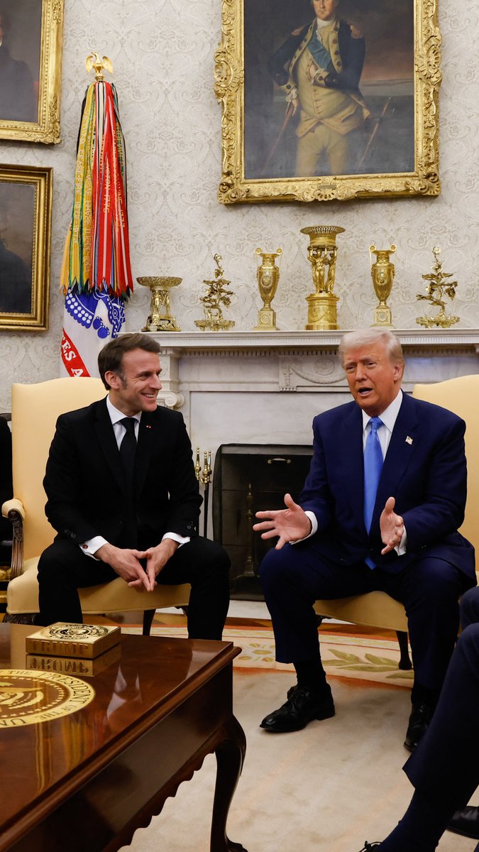 VIDEO: 🇫🇷 🇺🇸 Macron, Trump rekindle Le Bromance -- with a touch of tension The French president interrupted his US counterpart as they spoke to the press in the Oval Office, correcting Trump's false claim that Europe was merely loaning Ukraine money #AFPVertical