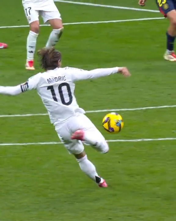 A reação das pessoas atrás do gol diz tudo. Luka Modric.