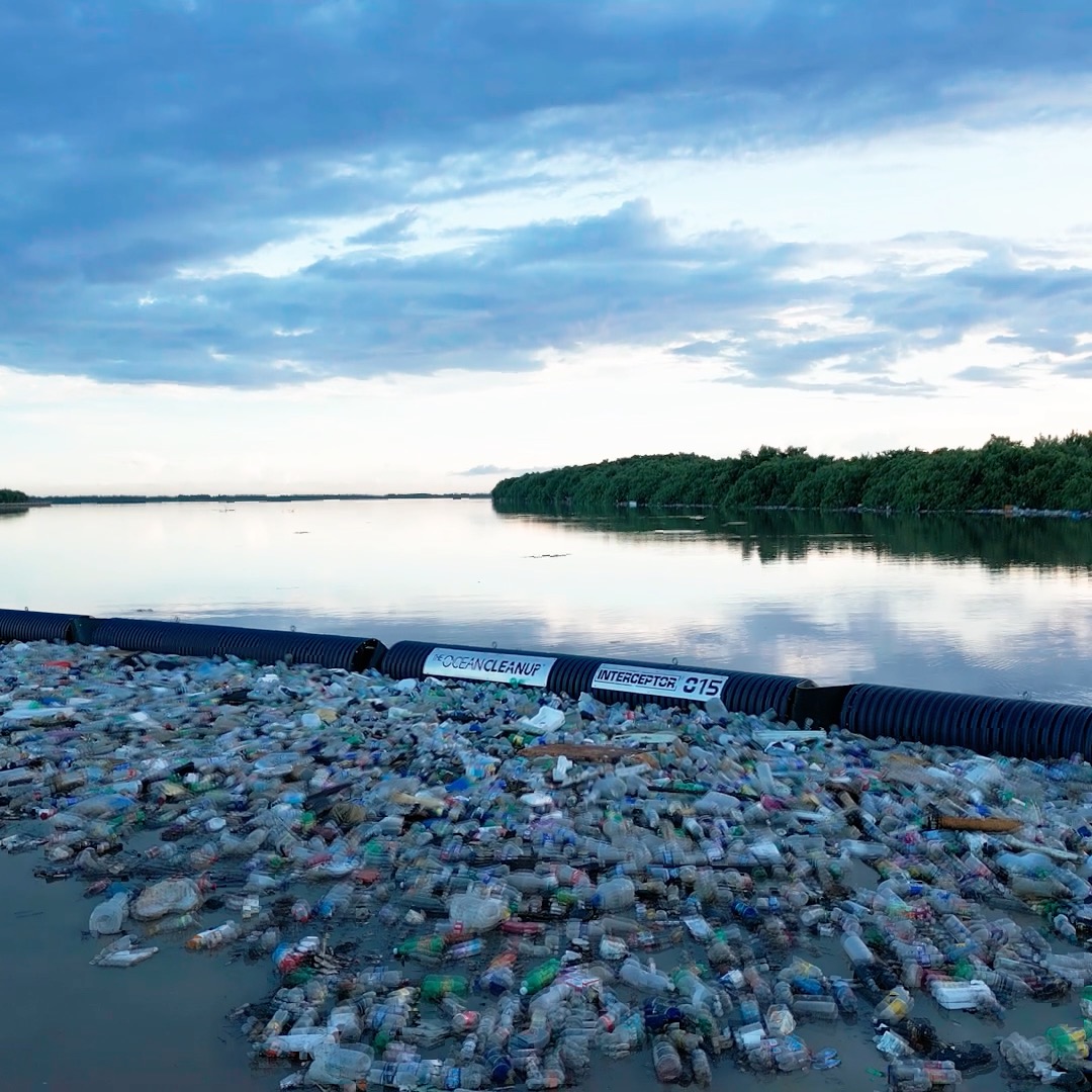 Dirty river in, clean river out in Kingston, Jamaica. 🇯🇲