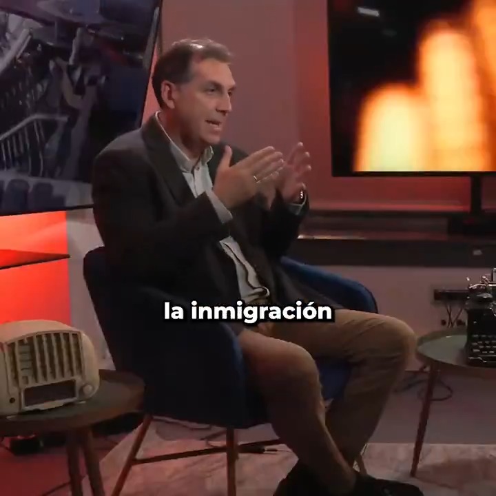 Sí. Hay una relación clara y directa entre inmigración ilegal y delincuencia. Para VOX: #SeguridadPrioridad Samuel 👇