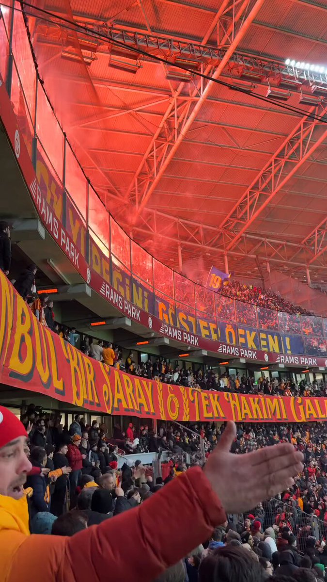 Galatasaray-Fenerbahçe derbisinde deplasman tribünlerinden atılan meşalelerin yeni görüntüleri ortaya çıktı.