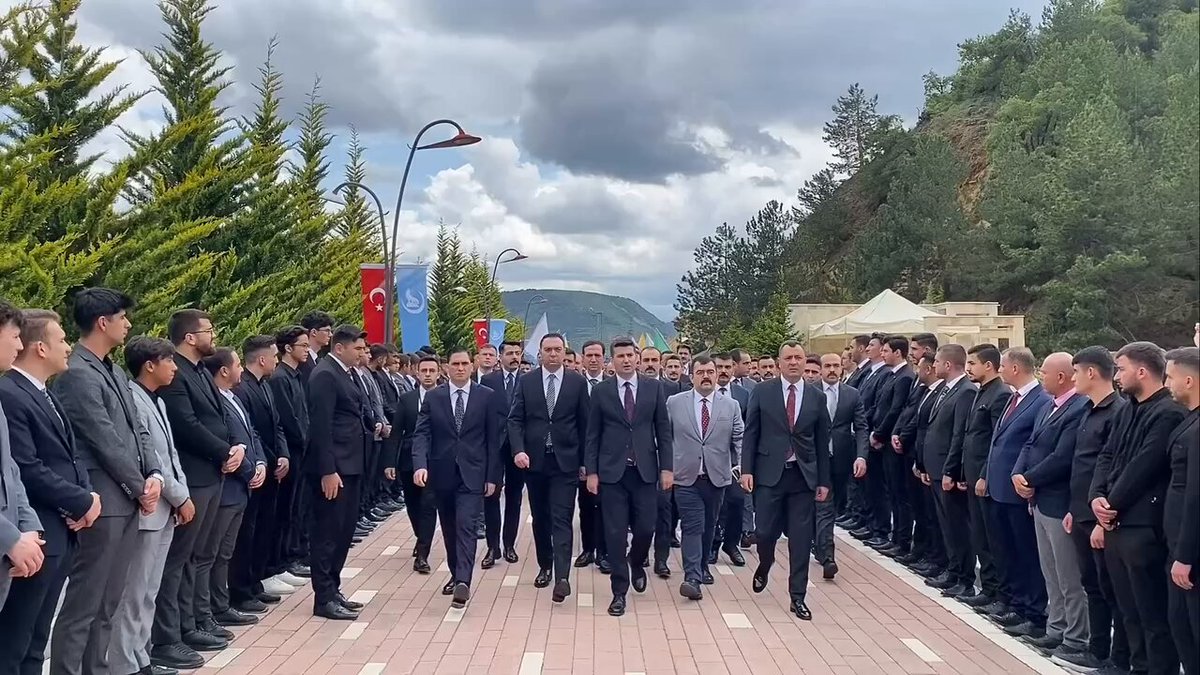 Beden ölür, çürür, cana bakın siz. Kim kiminle yürür, ona bakın siz. Bırakın dönsün dönme dolaplar, Haktan, Hakikatten yana bakın siz. Abdurrahim Karakoç Hamd olsun Biriz, İriyiz, Diriyiz…