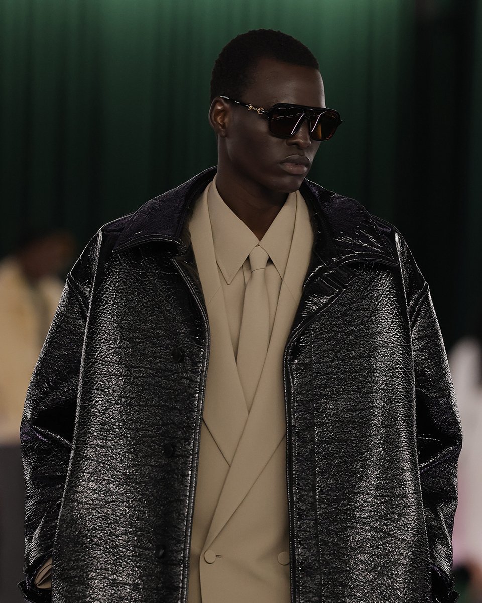 A symphony of contrasts. The #GucciFW25 collection takes form through shifting silhouettes and perspectives. #MFW Music composed and conducted by Justin Hurwitz.