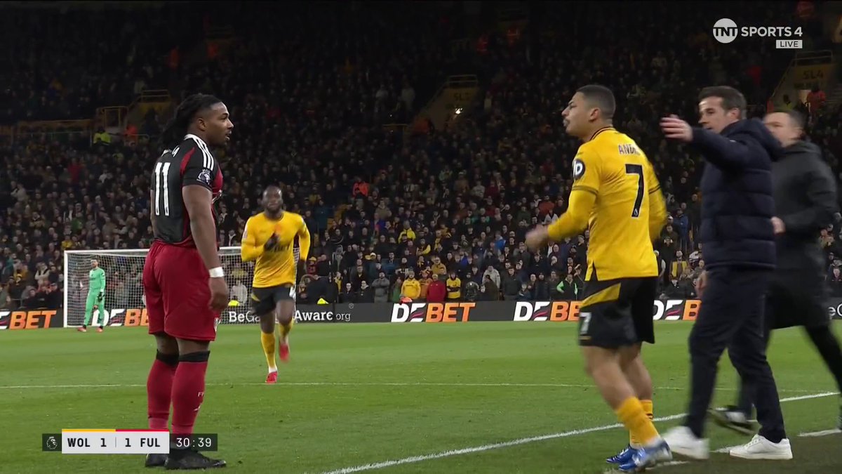 Traore is having none of it from Wolves' André 🤣 📺 TNT Sports &amp; discovery+ UK