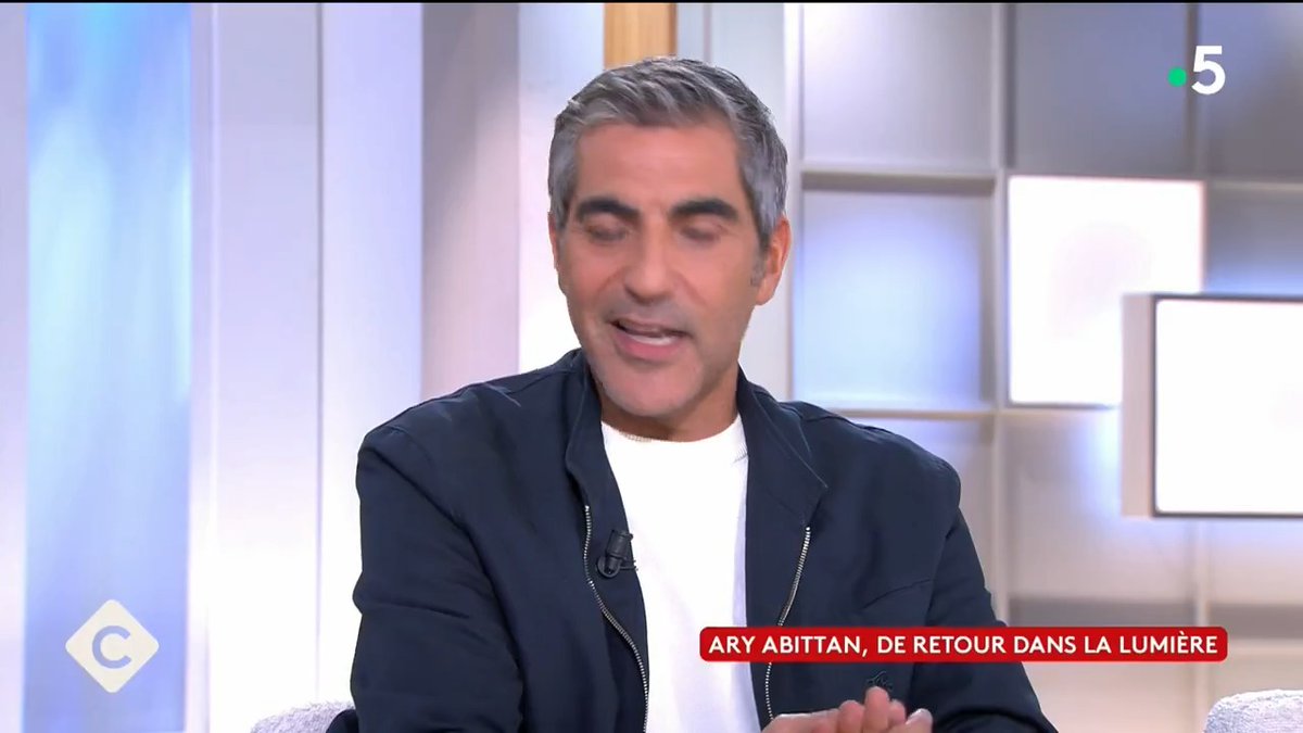 "Sur scène, toute ma famille y passe. Entre ma mère qui dit un 'Ooook' à Christian Clavier, ou les notes vocales de mes filles qui me réclament de l'argent…" 😎 Ary Abittan, de retour dans la lumière, nous parle de son spectacle dans #CàVous ✨