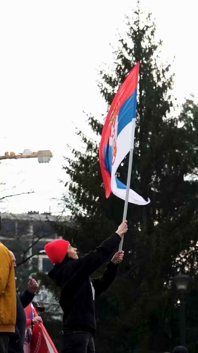 ➡️ Срушите Устав БиХ, наш одговор ће бити уставан. Народна скупштина ће доносити одлуке у интересу Републике Српске. ➡️ Cрпска је створена да живи у миру и слободи. Ниједан наш мушкарац и жена неће ићи у рат.