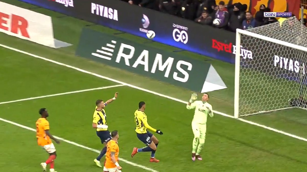 🧤 Fernando Muslera'dan kritik kurtarış... #GSvFB #beINSPORTS
