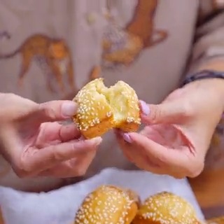 Kue dengan tekstur renyah di luar, lembut di dalam ini punya banyak nama sebutannya nih. Kalo kamu sebut kue ini apa? 1. Kue Bantal 2. Odading 3. Roti Goreng 4. Pang-Pang