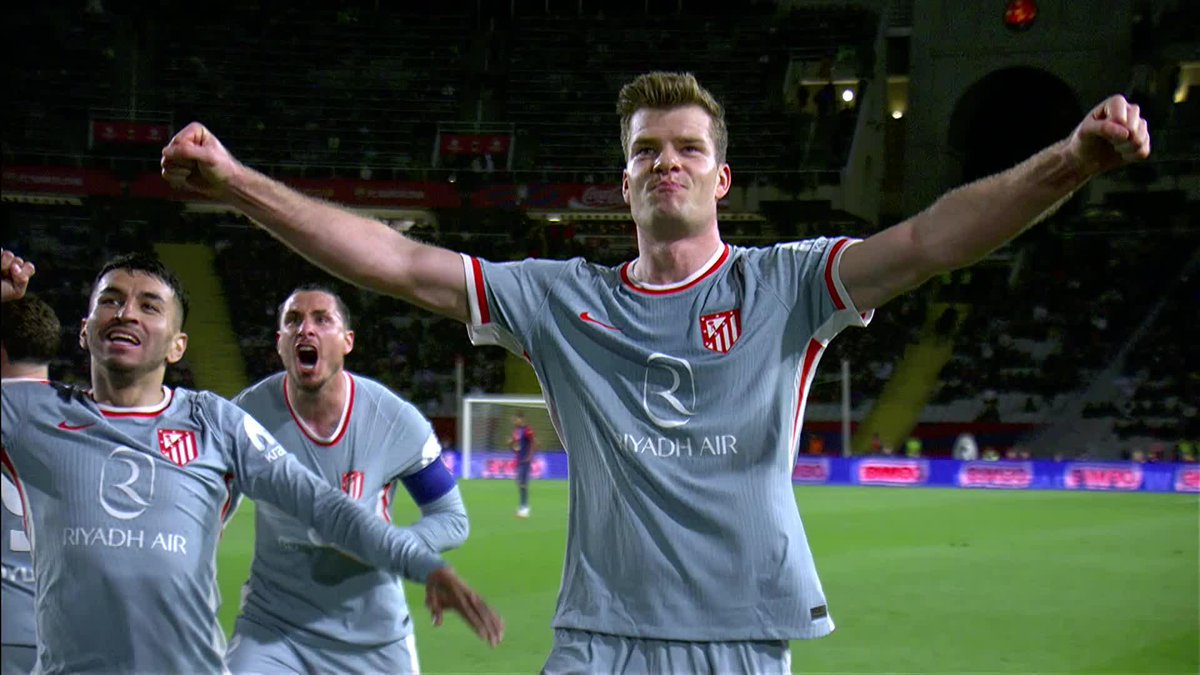 Alexander Sørloth makes it 4-4 in the 93rd minute of a crazy Copa del Rey game 🤯 Diego Simeone goes wild on the touchline as his side score an added-time equaliser 🔥