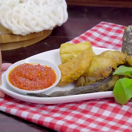 Sambal terasi tomat emang selalu nikmat. Biar sambalnya bisa disimpan buat beberapa waktu, panasin di atas pan kaya gini nih! Lebih enak dimakan sama apa ya? 1. Ayam goreng 2. Lele goreng 3. Bebek goreng 4. Burung dara goreng