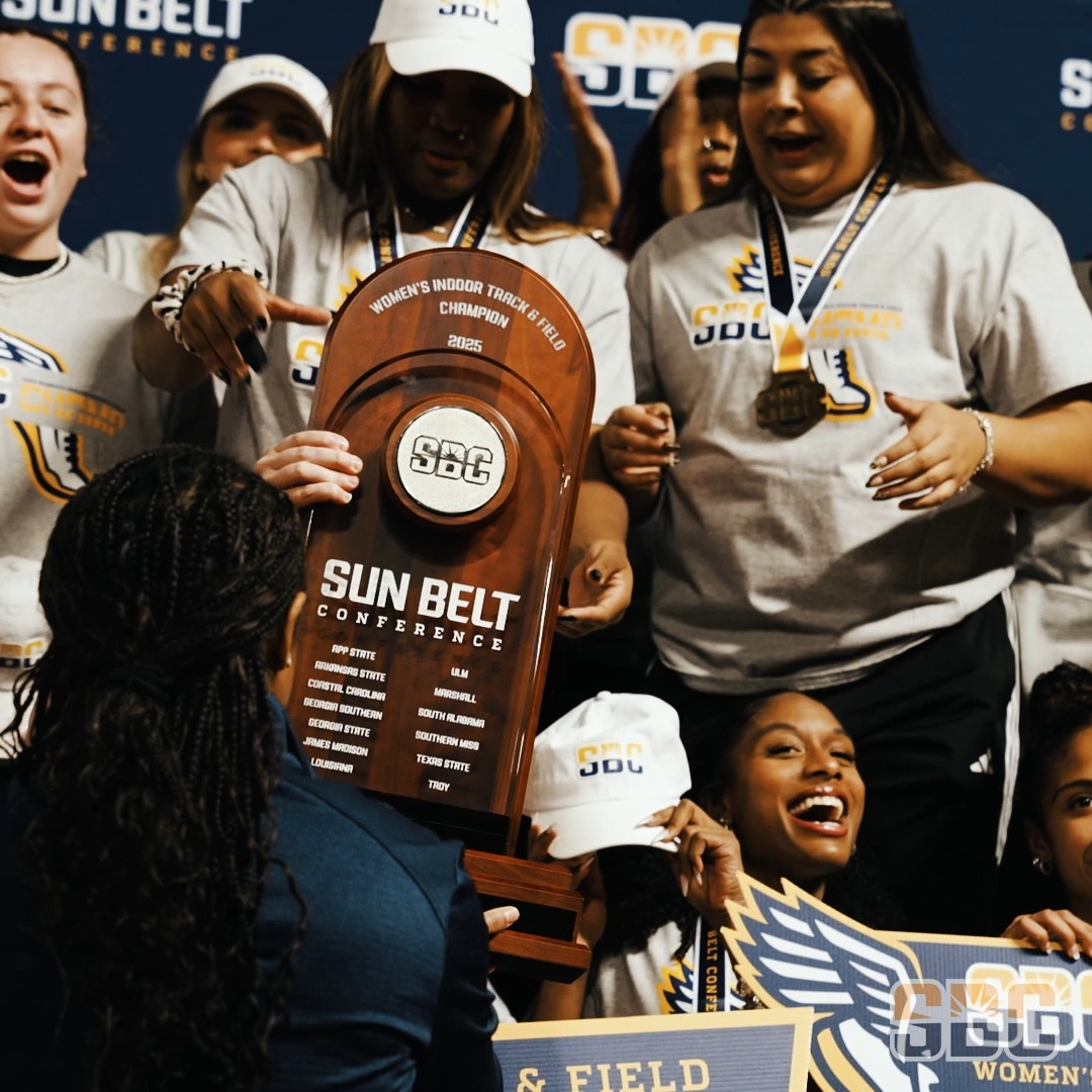 𝗥𝗜𝗡𝗚 𝗦𝗘𝗖𝗨𝗥𝗘𝗗. The women’s Texas State XC/Track and Field team celebrates the 2025 #SunBeltTF indoor crown. ☀️👟