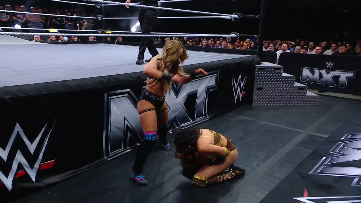 .Arianna Grace is taking it to Valerie Loureda! 😳 #WWENXT