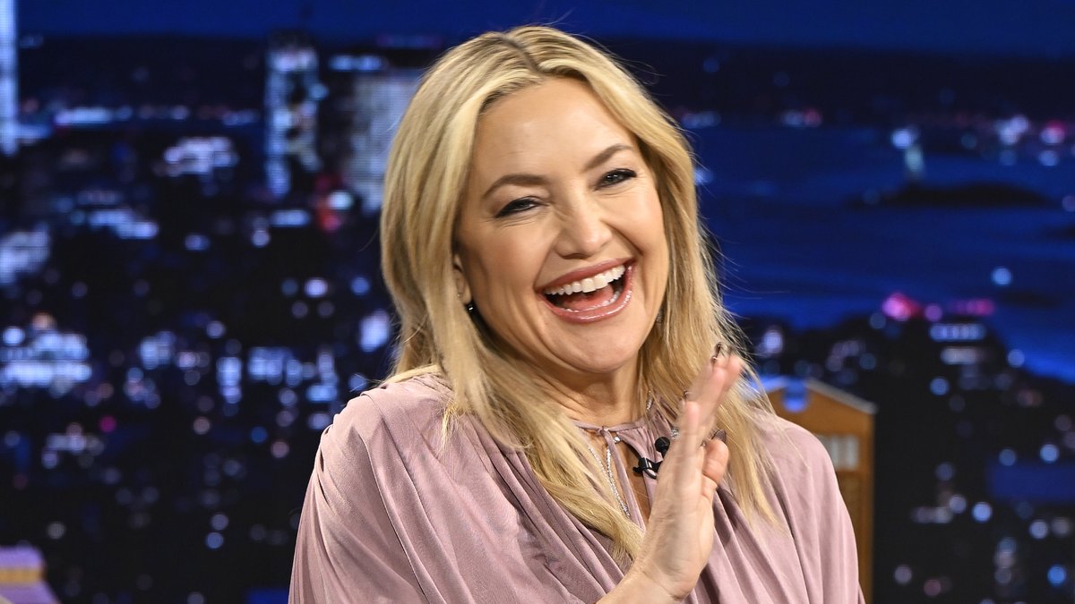 Kate Hudson addresses rumors that Taylor Swift’s Almost Famous-inspired coat is an Easter egg 👀 #FallonTonight