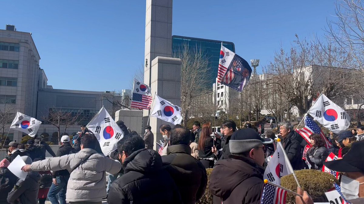 인하대 시국선언 시작. 조국혁신당 떨거지들이 와서 방해하는데 일단 인하대 학생들은 우파 시민들이 둘러싸고 안전하게 시국선언 시작했습니다
