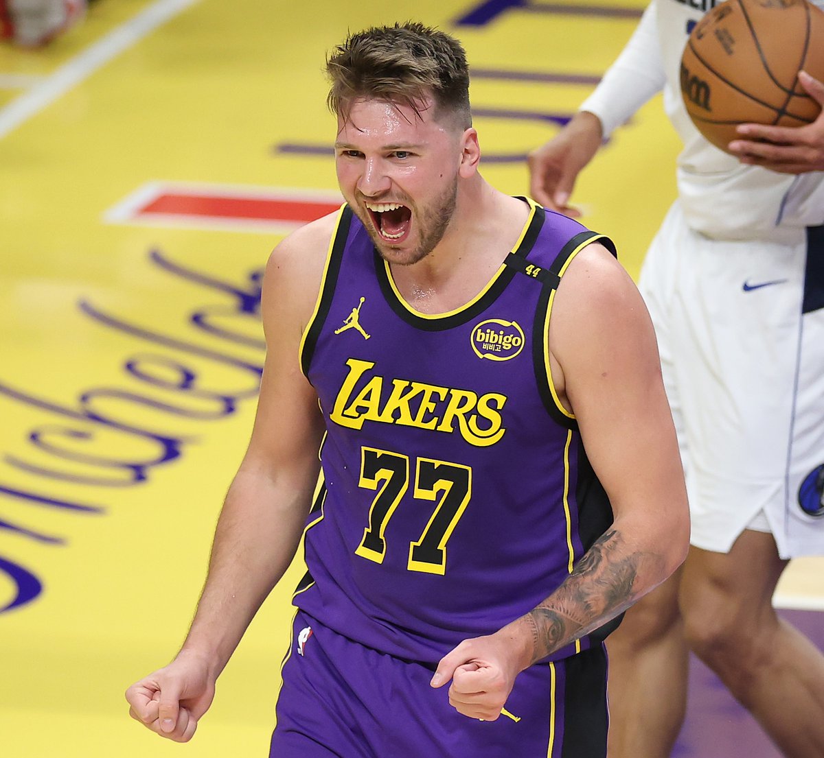 El reencuentro de Luka Dončić con los Mavericks 🪄 ✨19 puntos ✨15 rebotes ✨12 asistencias ✨3 robos ✨2 tapones Triunfo de los Lakers por 107 a 99.