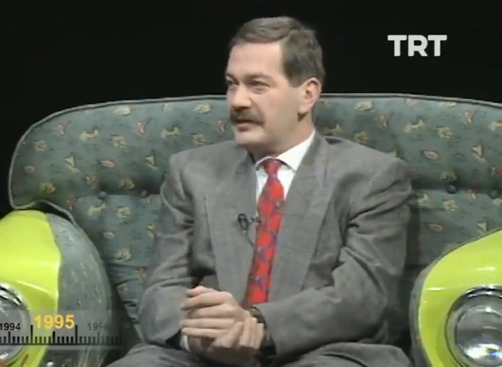 Tiyatro, sinema ve televizyon oyuncusu; roman, deneme, günlük, televizyon dizisi ve film senaryoları yazarı, şair ve Ortaoyuncular Tiyatro Topluluğu’nun kurucusu sevgili Ferhan Şensoy 74 yıl önce bugün doğmuş. (1951 - 2021) Ruhu şad olsun. 🤍 #trtarsiv