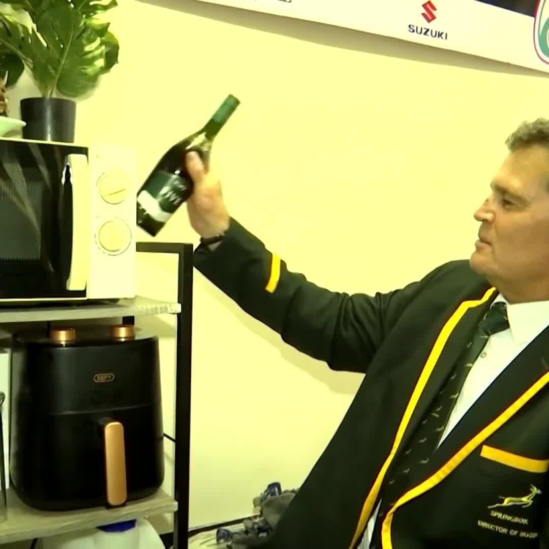 When Siya Kolisi and Rassie Erasmus walk into your res but you forget to hide your brandy 🤣🥃