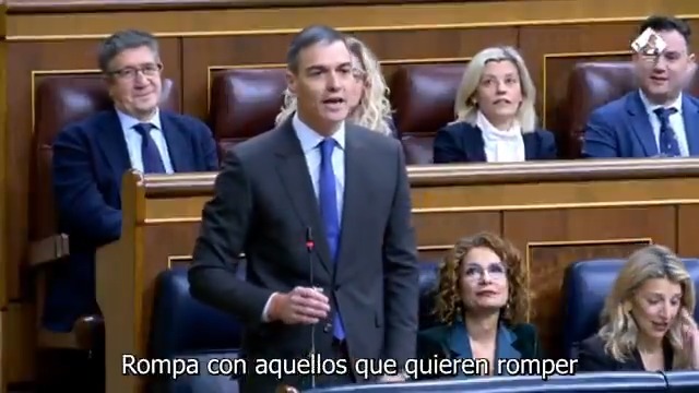 No hay color entre su potencial gobierno de coalición y este gobierno de coalición. Cada vez que Abascal se hace fotos fuera, quien se retrata es usted, señor Feijóo. Rompa con aquellos que quieren romper con Europa. Rompa con la ultraderecha, como hace la derecha alemana.