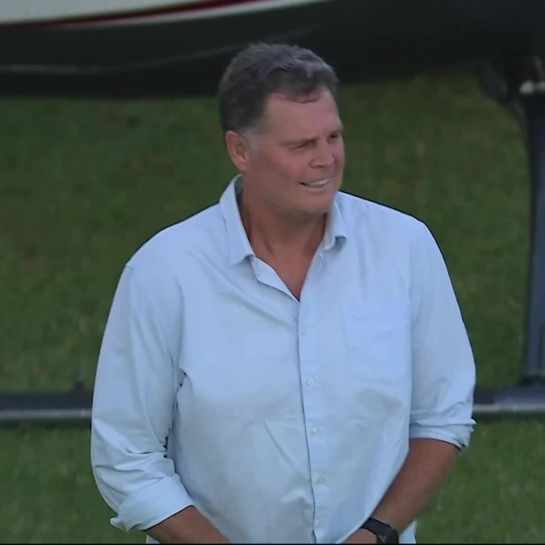 Rassie Erasmus arriving to the #VarsityCup match between NWU Eagles and Maties in a helicopter is 𝗔𝗨𝗥𝗔 😎🚁
