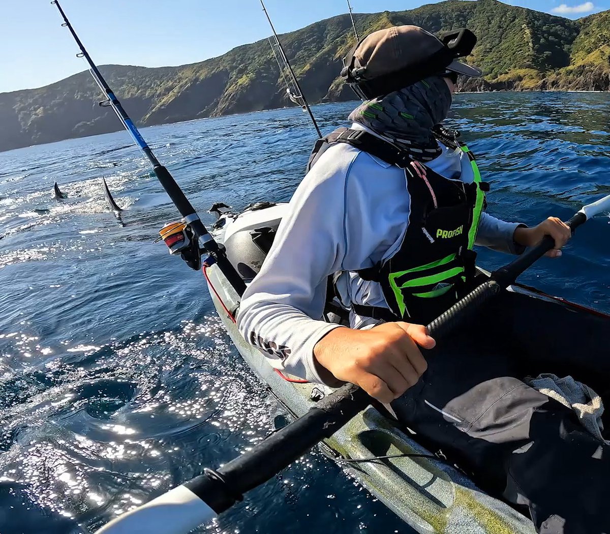 How would you react in this situation? 😳 #GoProAwards recipient Matt Wells kept his cool during this intense encounter off the coast of New Zealand 👉 #FunFact: New Zealand’s waters are home to some of the largest great white sharks in the world. These apex predators often migrate between NZ + the tropics to the north, sometimes traveling up to 6,000 miles. #GoPro #Shark #GreatWhiteShark #POV #Fishing #NewZealand