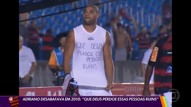 Há 15 anos, em um Flamengo x Vasco, Adriano Imperador comemorava gol mostrando a camisa com a famosa frase: "que Deus perdoe essas pessoas ruins". 🎥 TV Globo 📺 | ge