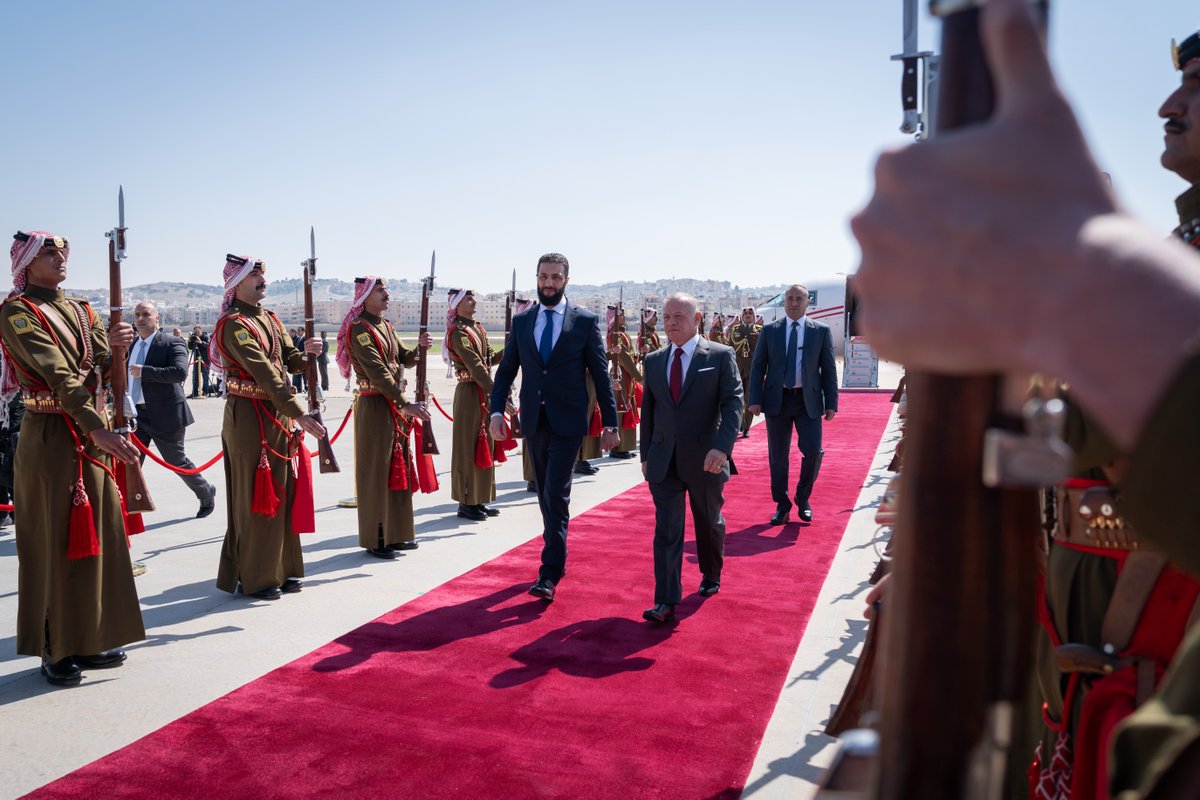 استقبل جلالة الملك عبدالله الثاني الرئيس السوري أحمد الشرع، بحضور سمو الأمير الحسين بن عبدالله الثاني، ولي العهد، في عمان اليوم، وتم خلال اللقاء بحث فرص توسيع التعاون في مجالات التجارة والطاقة والمياه، ومواصلة التنسيق حول القضايا ذات الاهتمام المشترك #الأردن #سوريا