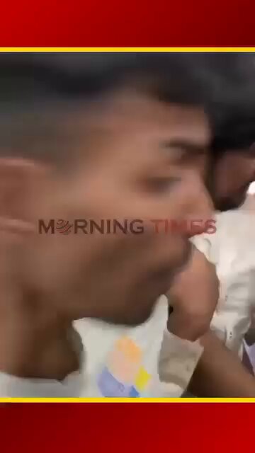 সমন্বয়ক নামে পুলিশ হত্যাকারী হাসিব কে টেনে-হিছড়ে এনে ধাক্কা ও ঘুষি মেরেছে বেসরকারি বিশ্ববিদ্যালয়ের শিক্ষার্থীরা। এমন দিন সামনে অনেকবার আসবে সেইদিন আর বেশি দিন নেই।