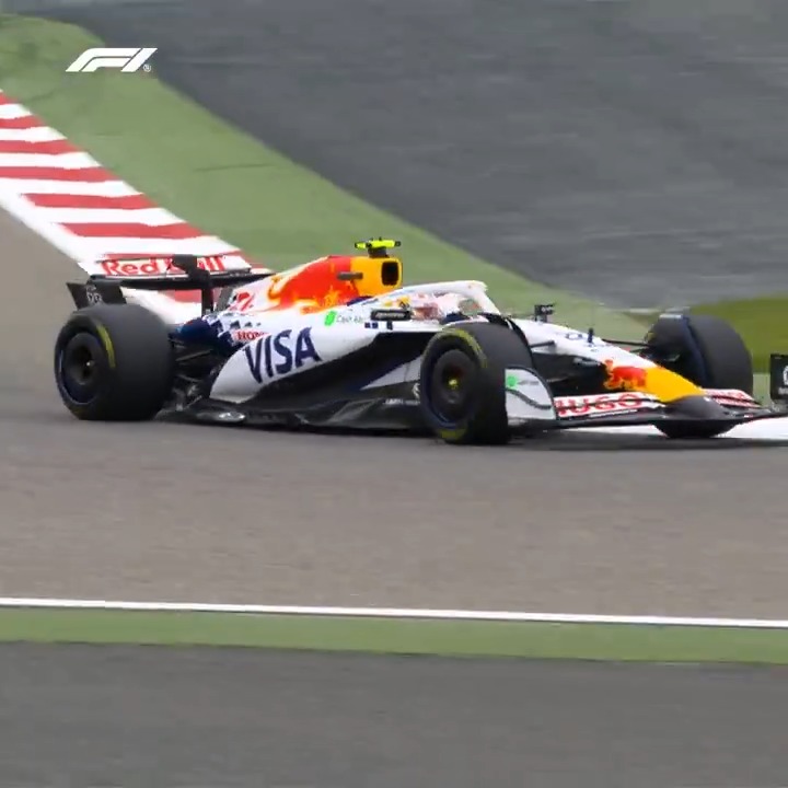 Look at that livery 👌 #F1Testing #F1