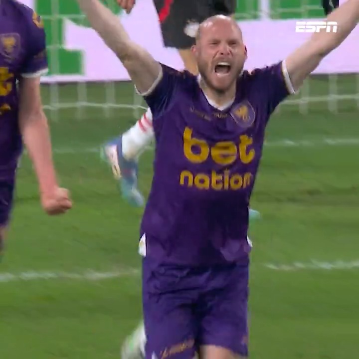 Go Ahead op stuntkoers! Gerrit Nauber kopt uit een corner 0-1 binnen 😱 #psvgae
