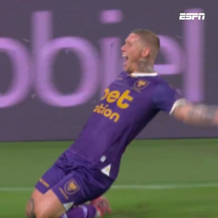 Dubbelslag voor stuntend Go Ahead! Victor Edvardsen rondt een vlijmscherpe counter af ⚡️ #PSVGAE