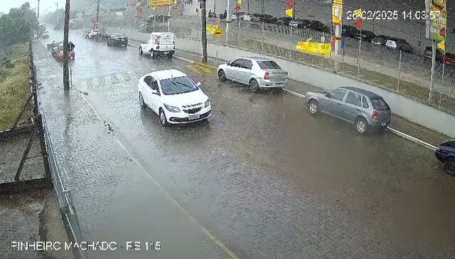 TEMPO | Microexplosão atmosférica (downbusrt) causou o desabamento da cobertura do atacado Macromix em Taquara (RS) na tarde de hoje. Veja vídeo gravado por câmera de segurança. 📷 Divulgação