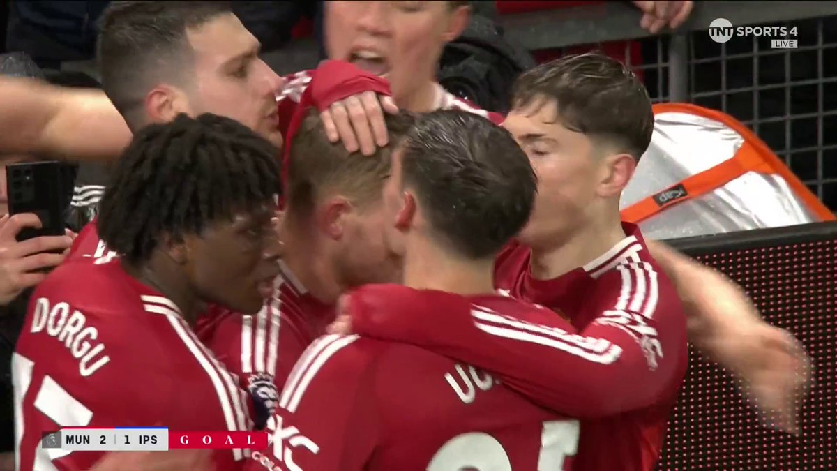 Man United turn a 0-1 deficit into a 2-1 lead in just four minutes! 💥 Matthijs de Ligt fires it into the roof of the net from a few of yards out 👊 📺 TNT Sports & discovery+ UK