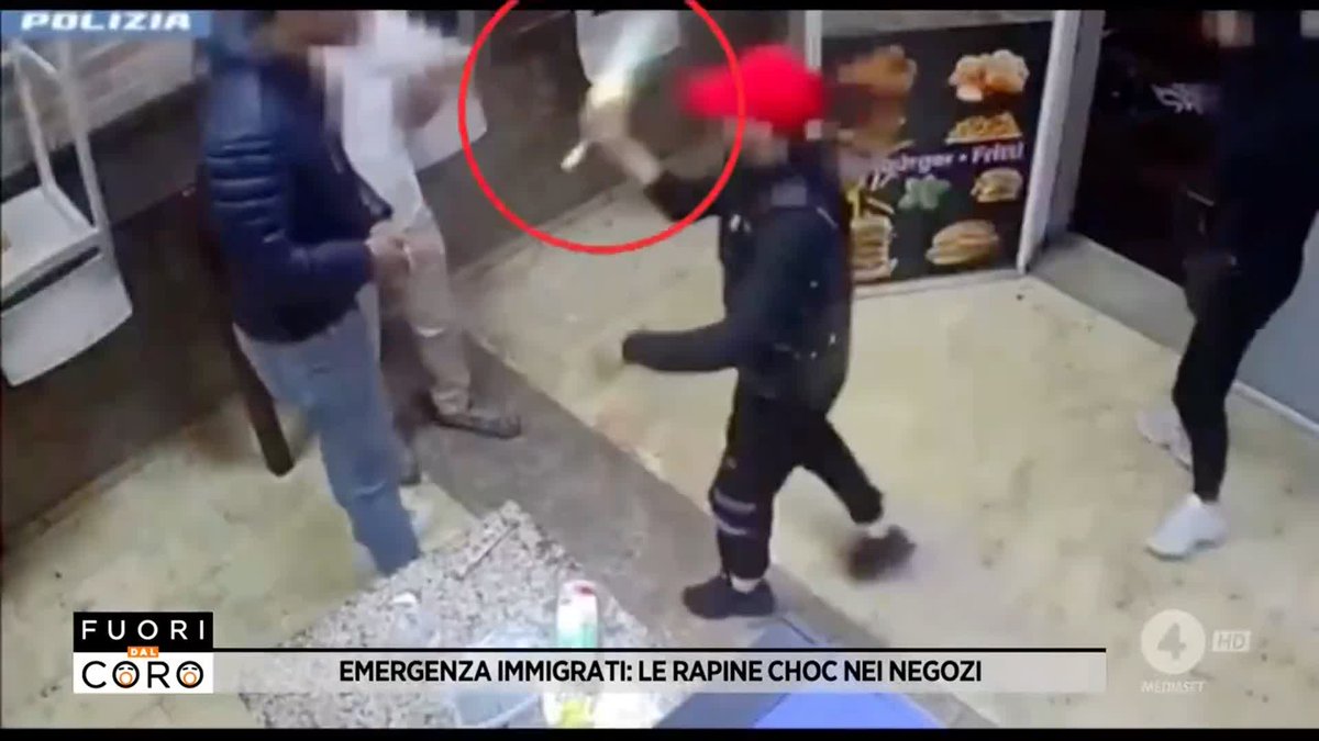 Immigrati nordafricani che hanno preso d'assalto, armati di machete, una pizzeria a #Bologna. Sono entrati, hanno minacciato il proprietario con la lama, hanno preso soldi e telefoni, e sono scappati. Il servizio di Virginia Gigliotti a #Fuoridalcoro è su Mediaset Infinity