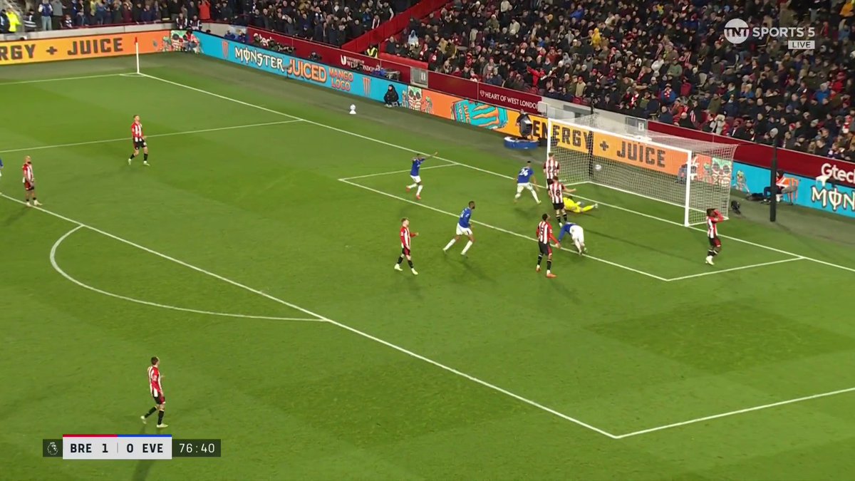Diving header! ✈️⚽ Jake O'Brien levels things up for Everton! 📺 TNT Sports &amp; discovery+ UK