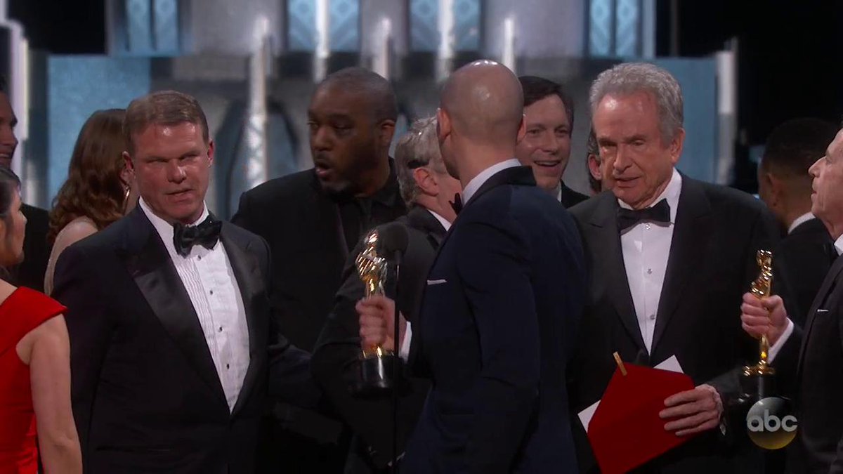 8 anos desde que o #Oscar entregou o prêmio de "Melhor Filme" para "La La Land" ao invés de "Moonlight", o verdadeiro vencedor. 🫣