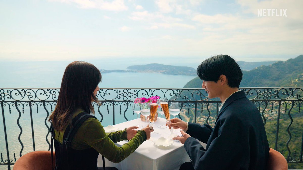 #オフラインラブ の冒頭シーンを公開! スマホなど全てのデジタルデバイスを禁止された10名が、運命を恋を探す。 ニースの街へ舞い降りた参加者たちの期待と不安が交錯するシーンを主題歌グレイシー・エイブラムスの「us. (feat. Taylor Swift)」とともにお届け。 #小泉今日子 #令和ロマン