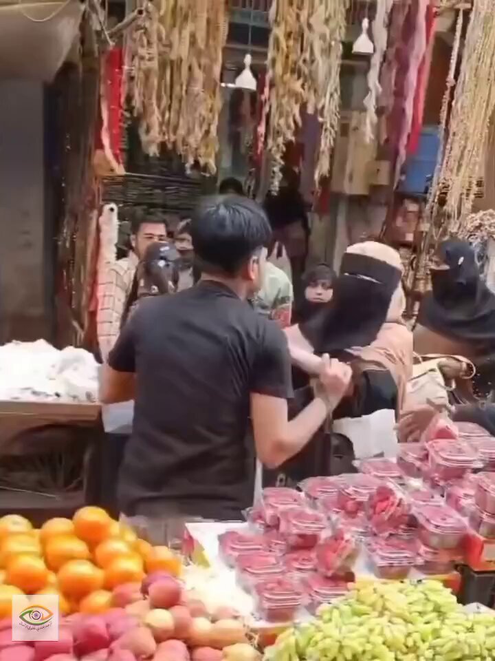 في الهند، شاب هندوسي اعتاد التحرش بالفتيات المسلمات، لكن هذه المرة وجد من تضع له حدًا! بعدما حاول التحرش بها، لقنته درسًا قاسيًا بالضرب حتى أجبرته على الاعتراف بذنبه والتعهد بعدم تكراره.