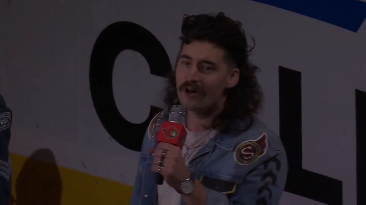 Absolute godly mullet on the anthem singer in Ottawa tonight 🔥🥬